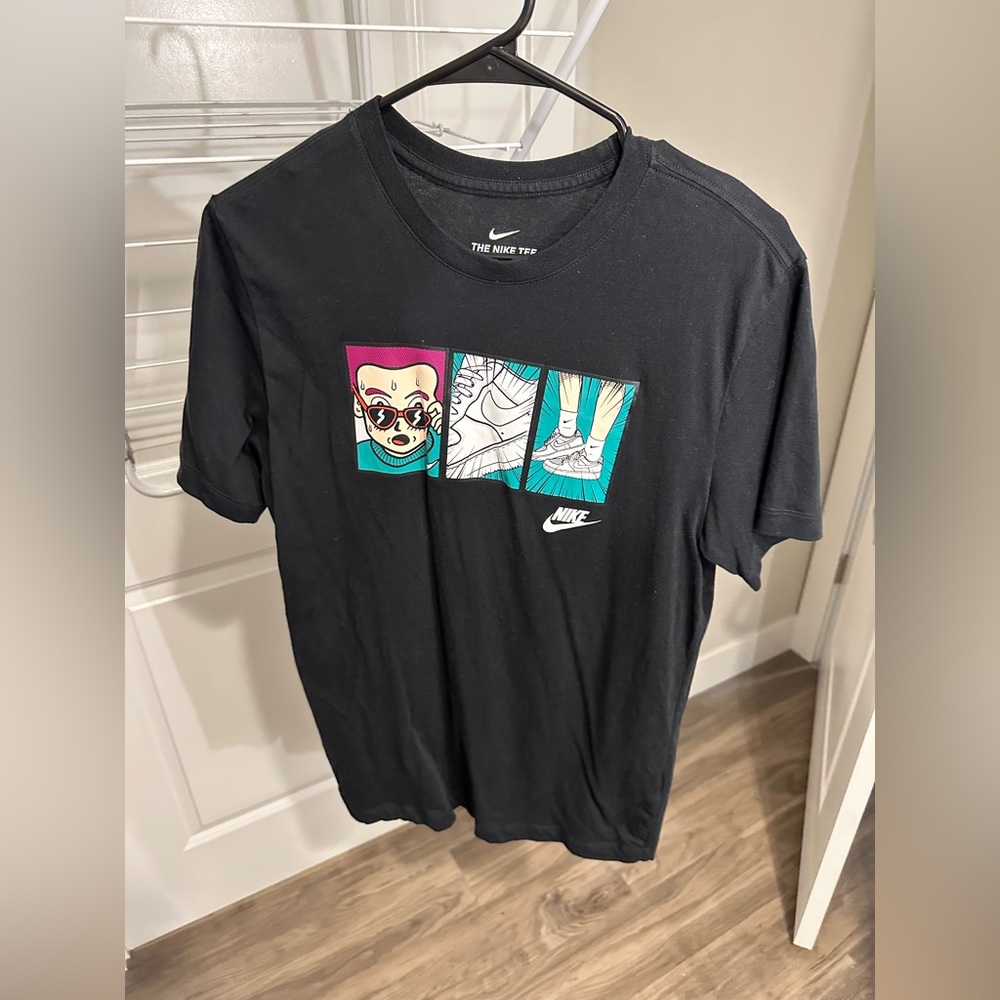 LIKE NEW men Nike graphic tee sweatin the sneakers